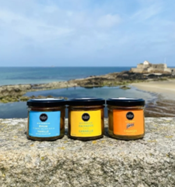 Mini Babas mit Calvados und Zimt Nahaufnahme